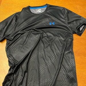 Like new XL Under Armour loose heat gear tshirt black pattern